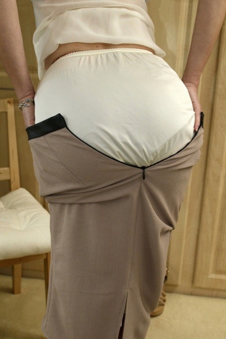 Hot mature Satin Jayde bends & drops panties for naked ass view in stockings 44054128