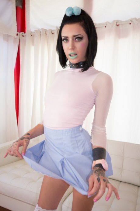 Skinny chick Stevie Foxx offering shaved cunt to Bryan Gozzling for banging 24695336