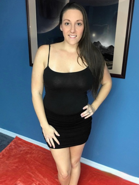 Busty amateur Melanie Hicks hikes up a black dress before toying her bald twat 91717003
