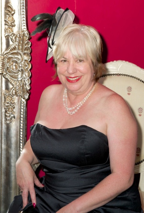 Mature British woman Speedy Bee plays with herself in front of a mirror 16882973
