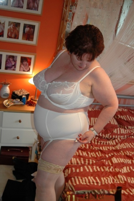 British BBW Chris 44g dons a big hat in her underthings and nylons 56251641