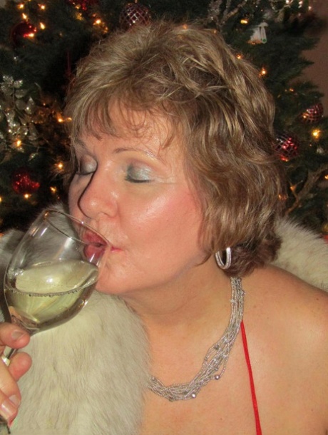 Older amateur Busty Bliss gives a blowjob in revealing lingerie at Christmas 55098853