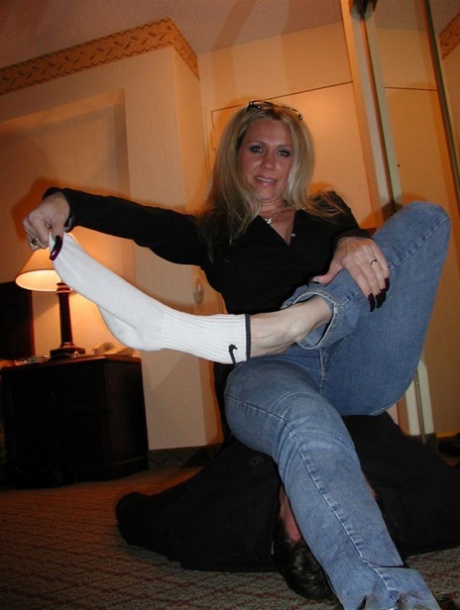 Blonde woman takes off her socks while having her feet worshiped 82600612
