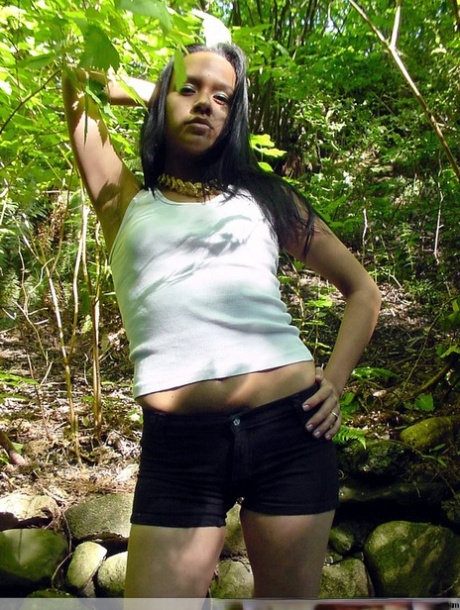 Indian solo girl changes her clothing while posing outdoors for a non-nude gig 45679620