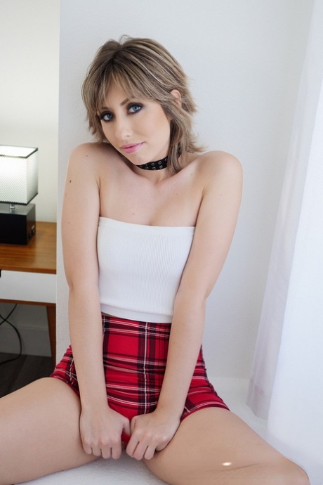 Horny young girl Daphne Dare seduces a guy while wearing a black choker 18168390