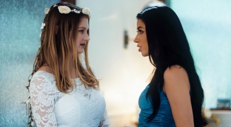 Teen girls Bunny Colby and Alex Coal have their first lesbian sex experience 18639465