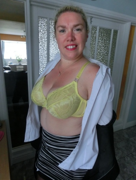 Mature blonde businesswoman Barby pauses to masturbate with a vibrator 26934356