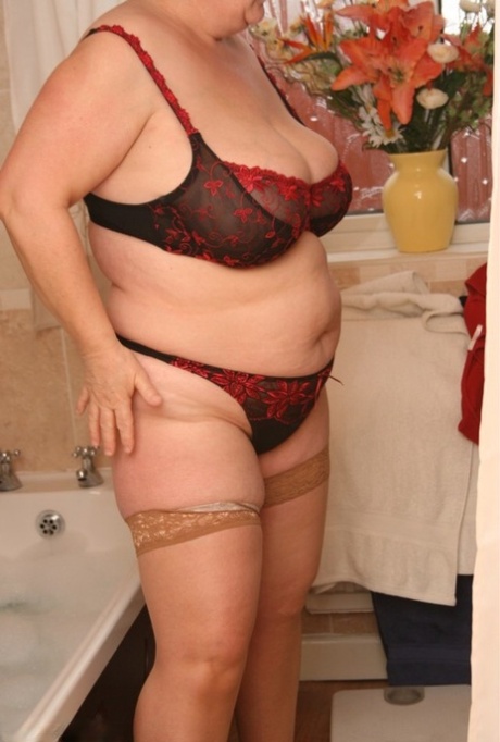 Mature fatty Kinky Carol removes her lingerie while getting ready to bathe 70062406