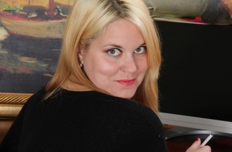 Big tits milf with a fat body Lindsay Jackson is posing naked 87099913
