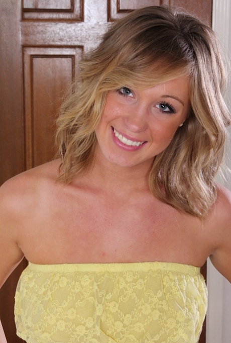 Cool chick Ashley Jones taking off shorts and getting fully pleased 49148328