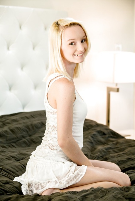 Fantastic amateur teen laying bare displaying all her sexy stuff 51509105