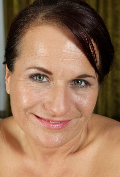 Chubby older woman Katherine Ross spreads her shaved pink kitty wide 88303603