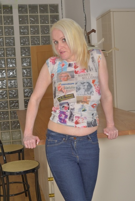Topless mature blonde broad Jade Wilson playing with nipples 32827342