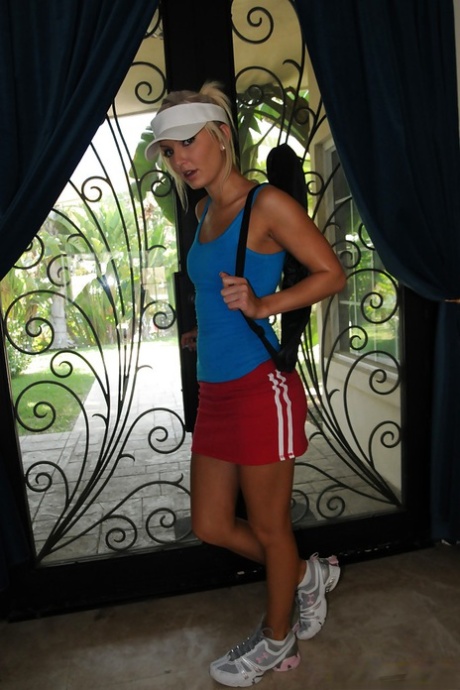 Amateur girlfriend Taylor Tilden shows her tits while playing sports 46310704